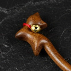 Close up to cat shaped hair pin